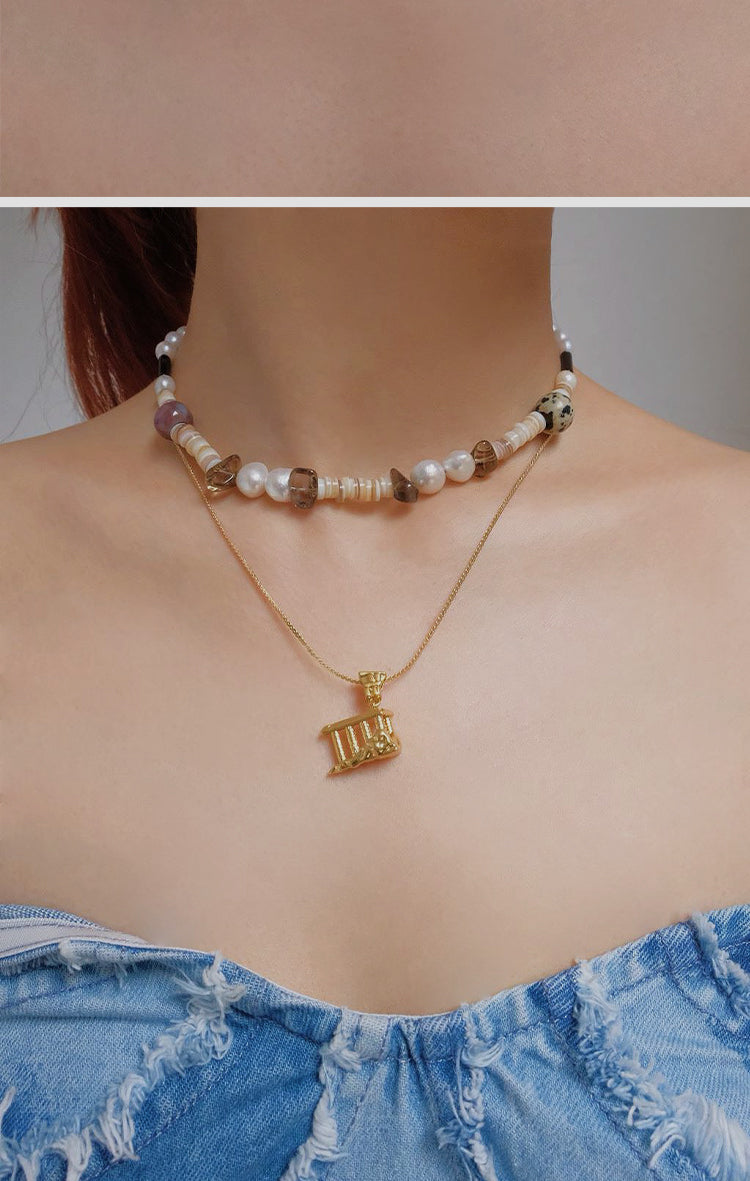 Short choker necklace with agate, tea crystal, shell and baroque pearl