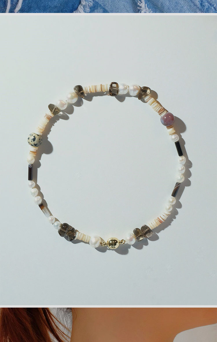 Short choker necklace with agate, tea crystal, shell and baroque pearl