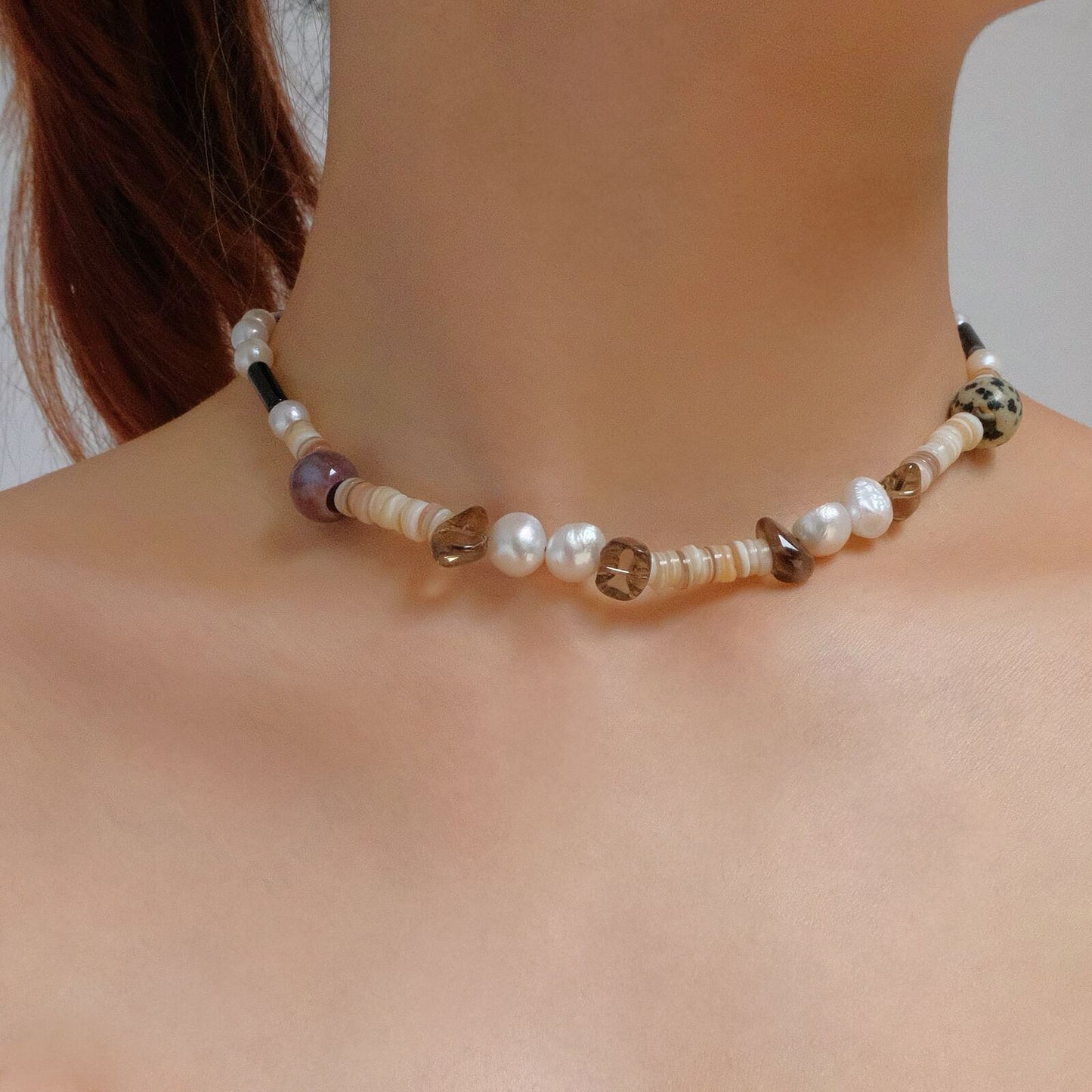 Short choker necklace with agate, tea crystal, shell and baroque pearl